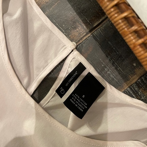 Sz Small White Shirt with shoulder cutouts - Picture 8 of 8